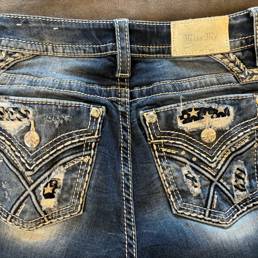 Women’s size 27 miss me jeans, midrise, straight leg.